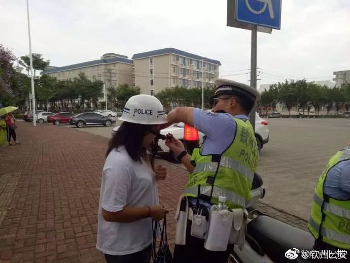 今天！钦州一考生考试忘记带准pg电子平台考证交警这个举动太暖心了…(图1)